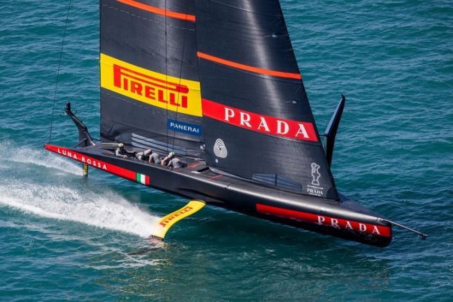 America S Cup Duels At 50 Knots In Auckland Bay