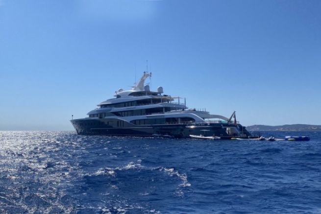 Inside Bernard Arnault's $150,000,000 Symphony Yacht 