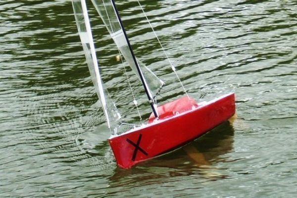 Free plans: the MiniX, a radio-controlled sailboat easy to build